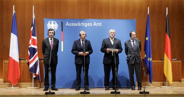 Javier Solana (far right) standing next to the E3 foreign ministers (left).